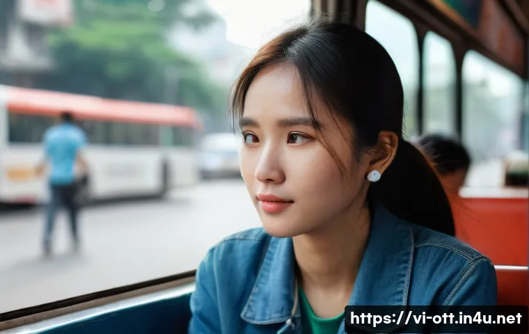 OTT 플랫폼 다운로드 기능 - 7 GB/giờ" under the video player, plus a mobile-data icon and stylized carrier name "Viettel" (no lo...